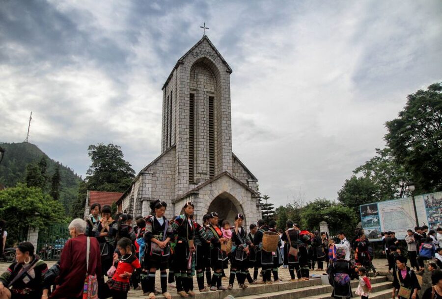 2-Day Sa Pa Ethnic Homestay Tour & Trek with Limousine Bus - Traditional clothing and village contact