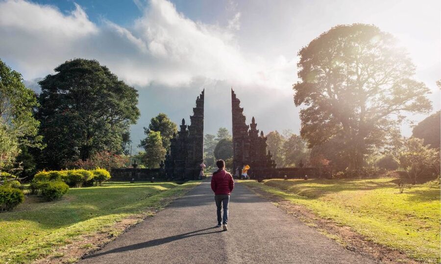 Bali: Twin Lakes, Handara Gates, and Forest Trekking Tour - Lake Buyan and Lake Tamblingan