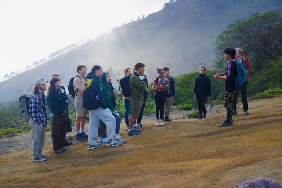 Banyuwangi: Ijen Crater Bluefire and Sunrise Guided Trek - Sunrise above the turquoise crater lake