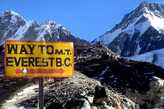 Everest Base Camp trek in 14 days - Lobuche, Thukla, and the memorials for climbers