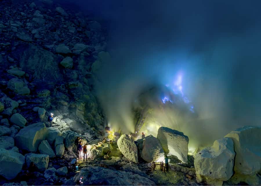 From Bali: Private Mount Ijen Crater Volcano Midnight Trek - Breakfast at a local warung