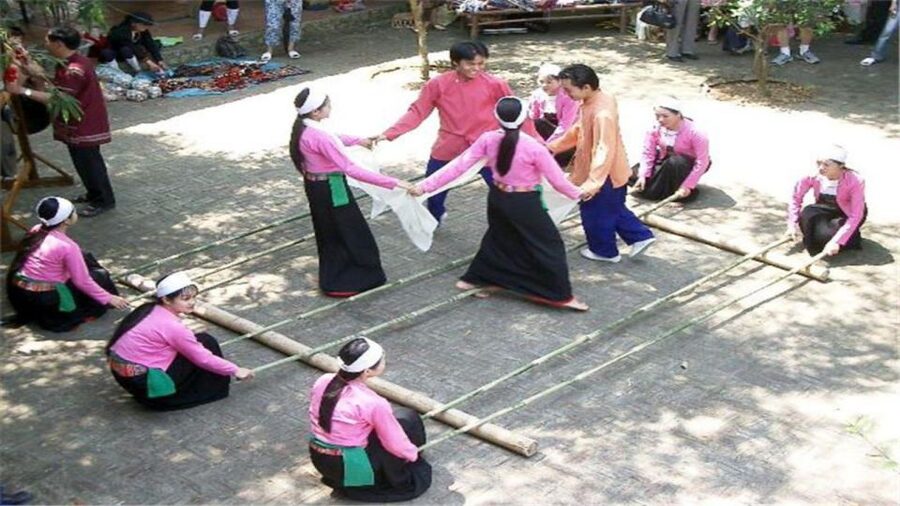 From Hanoi: Mai Chau Valley & Hill Tribes 2-Day Trek Tour - Lunch, free time, and the long ride back to Hanoi
