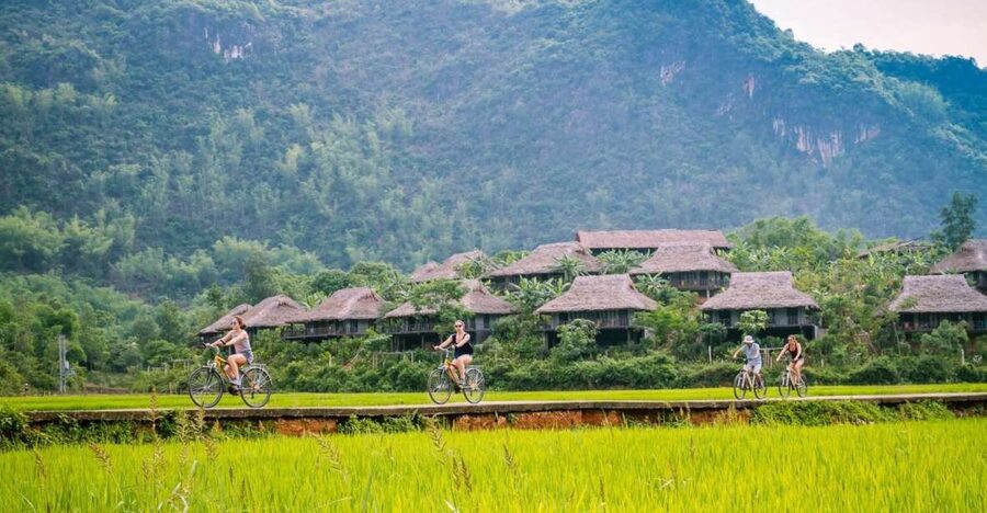 From Hanoi: Mai Chau Valley & Hill Tribes 2-Day Trek Tour - Leaving Hanoi and reaching the Mai Chau valley