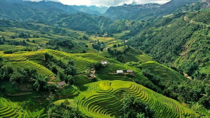From Hanoi: Trek and Stay: 3-Day Sapa Highlands Adventure - Day one: Cat Cat waterfall and Sin Chai