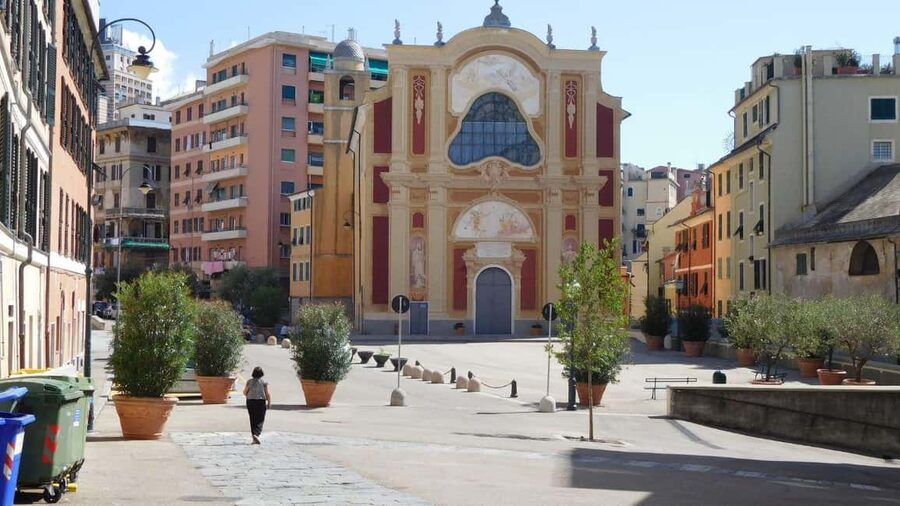 Genoa: Columbus Trail Urban Trekking with Wine & Local Tastings - Riding down on the Castelletto Elevator