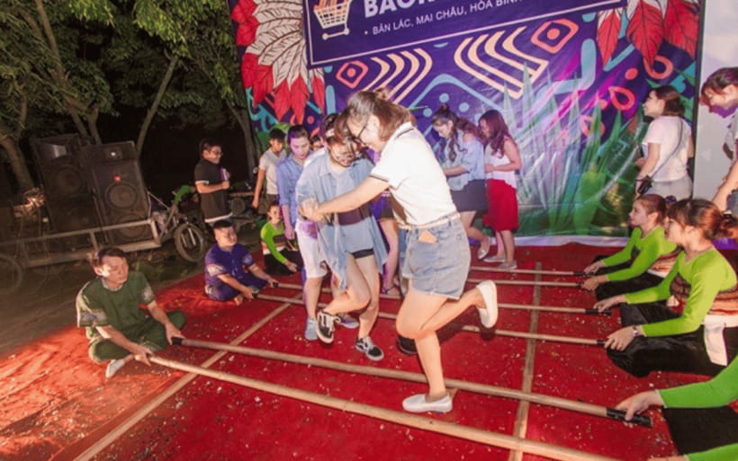Ha Noi - Mai Chau - Pu Luong 2 Days 1 Night Trekking Tour - Thai food, dancing, and a village evening