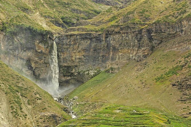 Jogini Waterfall Trek from Manali - Reaching the dark rocks and mist of Jogini Falls