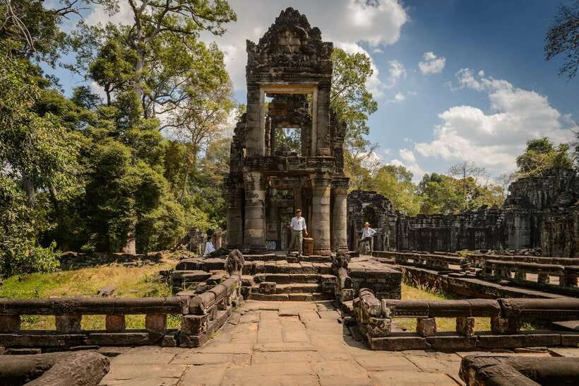 Kbal Spean Trekking Tour with Banteay Srei & Landmine Museum - Banteay Samre in a 40-minute visit