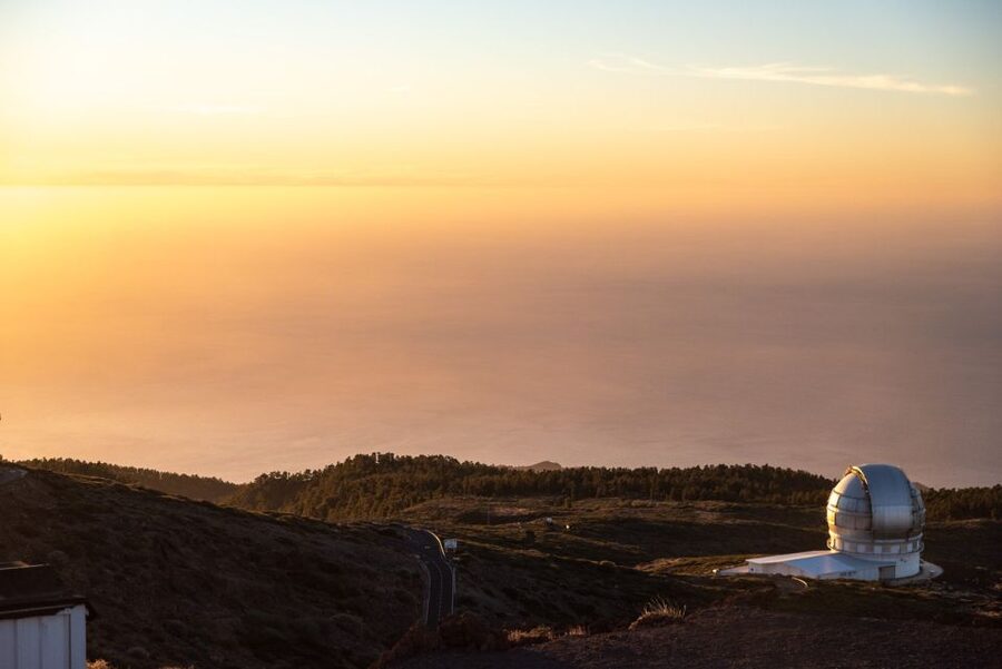 La Palma: Guided Trekking Tour to El Roque de los Muchachos - Walking the old route toward Roberto’s Wall