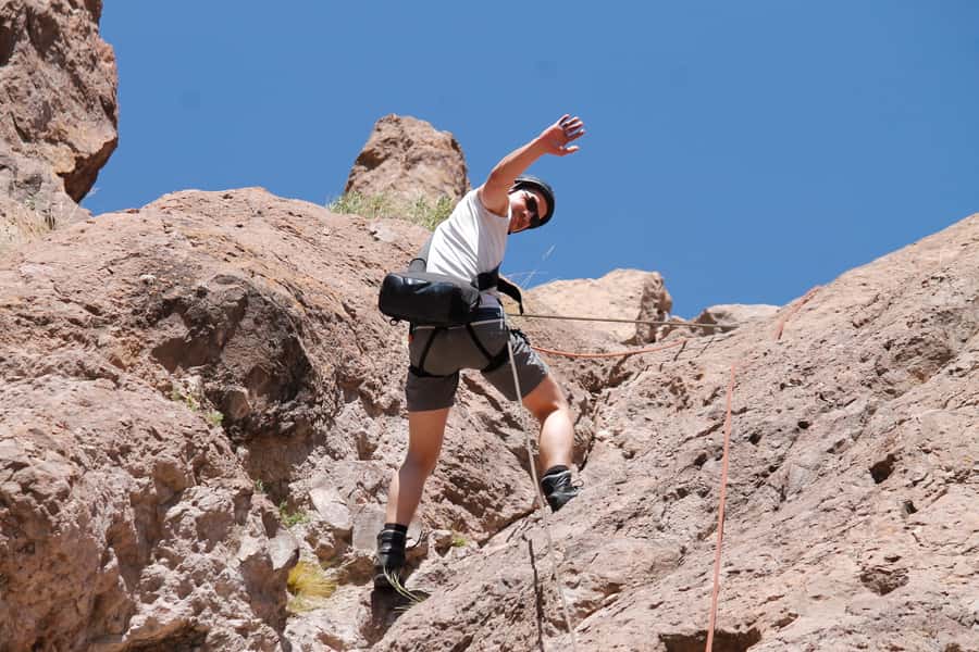 Mendoza: Trekking, Abseiling and Zipline - Getting ready at the cliff