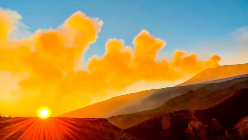 Mount Etna: Trek to 3000m with cable car and 4x4 - Barbagallo Crater and the black sand