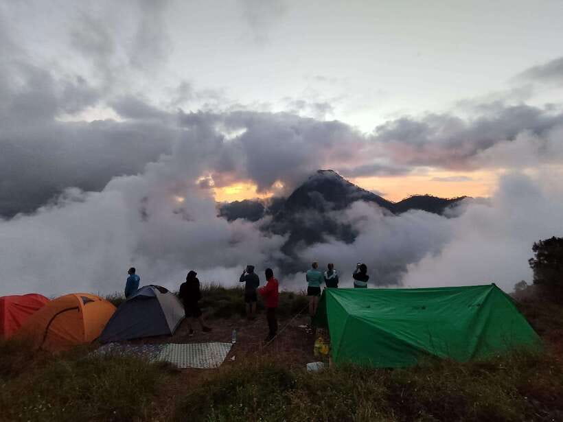 Mount Rinjani Climbing 2D/1N Summit Trek 3726M - Back to the crater rim, then down to Sembalun