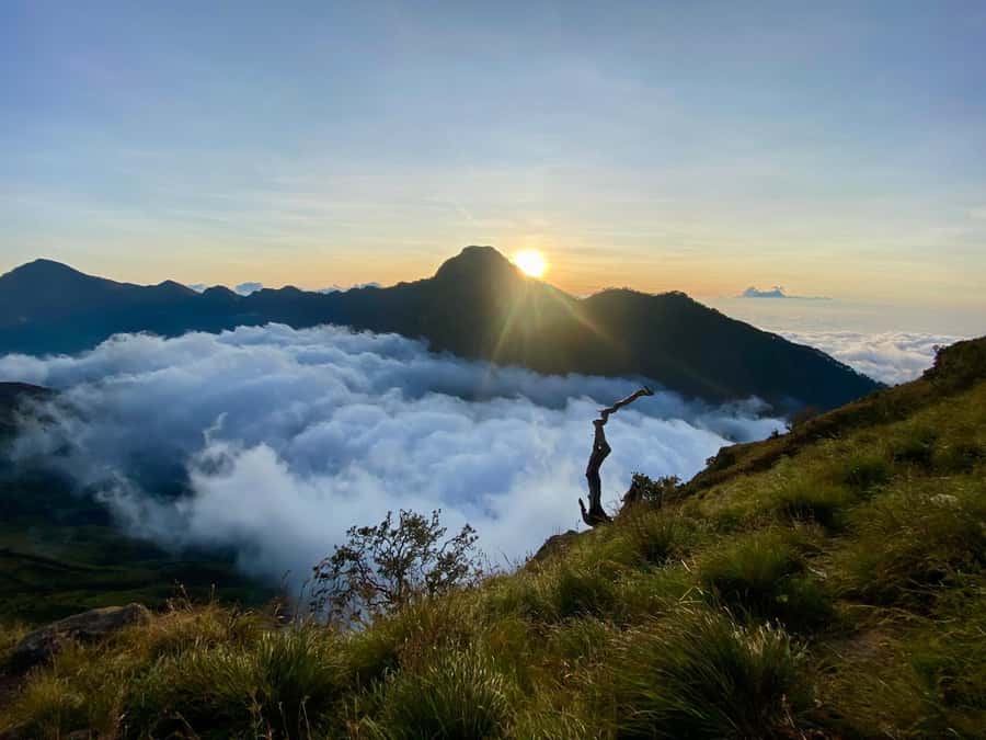 Mount Rinjani Trekking 3Days/2nights Summit Lake Hotspring - Day 2: The summit, Segara Anak Lake, and hot water