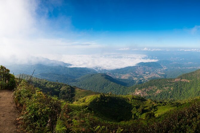 One day Doi Inthanon & Trekking at Pha Dok Siew - Wachirathan Waterfall and the first major stop
