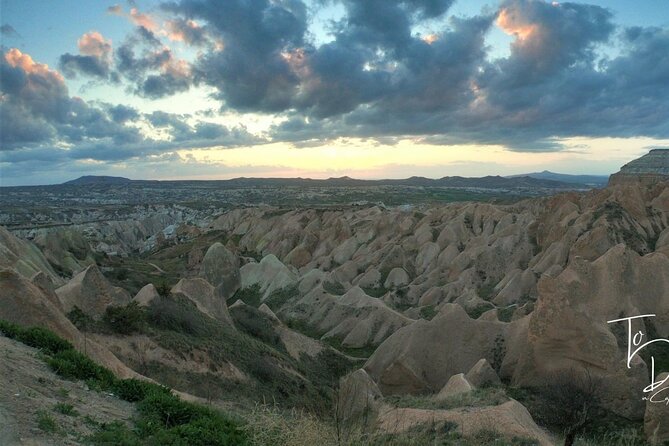 Red & Rose Valley Sunset Hiking Tour with a Trekking Dog "Oscar" - Oscar the dog: a useful point to clarify