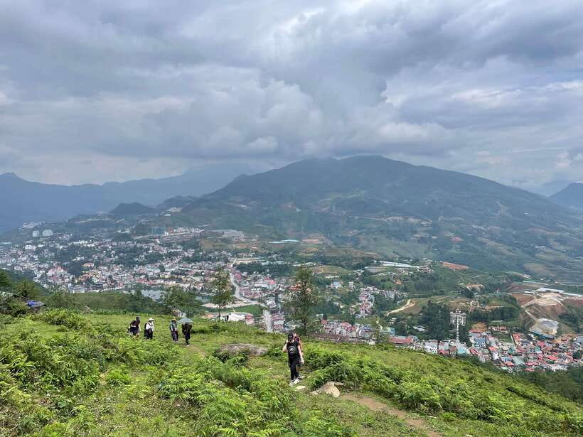 Sapa: 1-Day Trek to Mountain, Local Villages & Rice Terraces - Following the ridge toward Hang Da