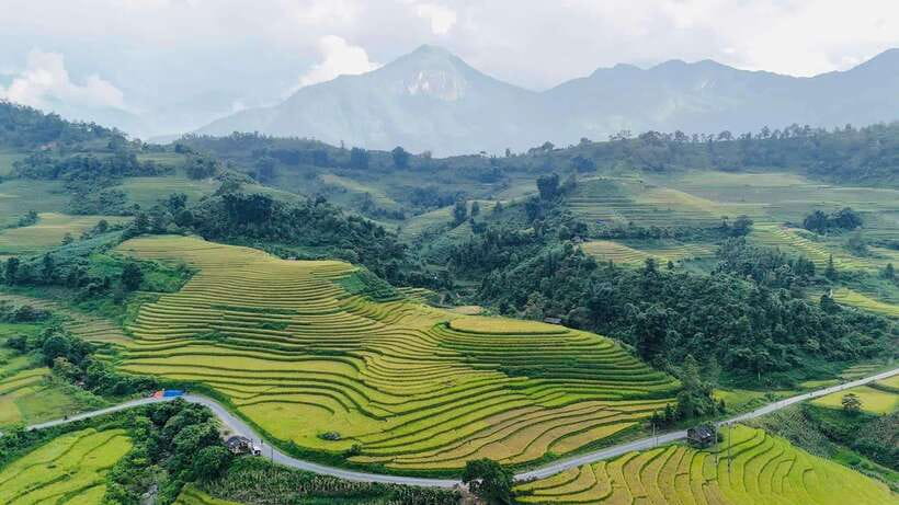 Sapa: Ta Phin Village Trek with Lunch and Bathing Experience - Rice terraces between Suoi Ho and Ma Tra