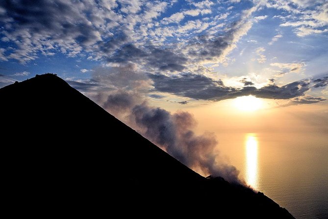 Stromboli: sunset trekking to Sciara del Fuoco - Ashàra - The climb through scrub and volcanic ground