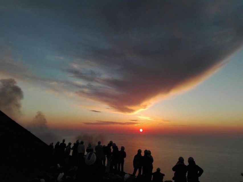Sunset Trekking on vulcano Stromboli - The long wait for the best view