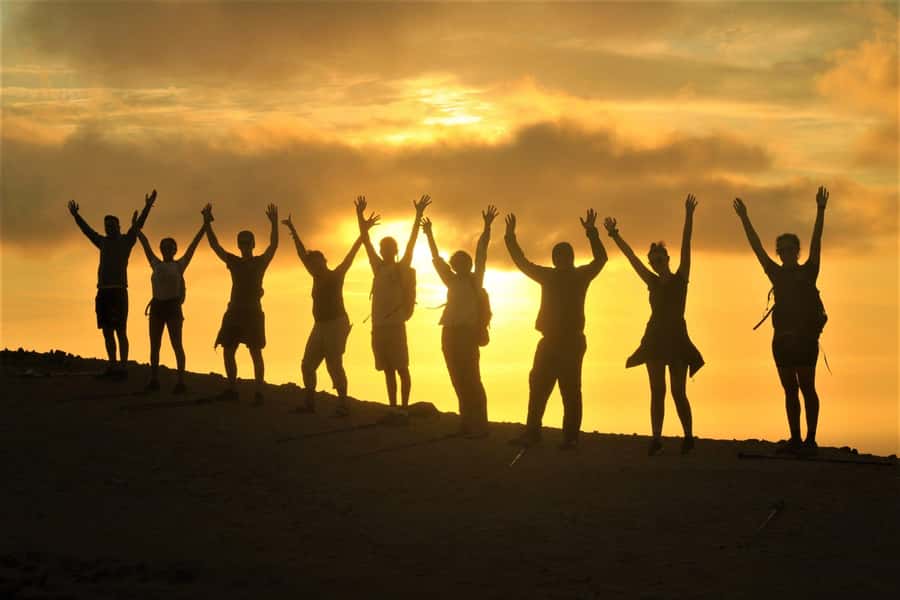 TREKKING GOLDEN SHADOWS - A first stop for Paracas views