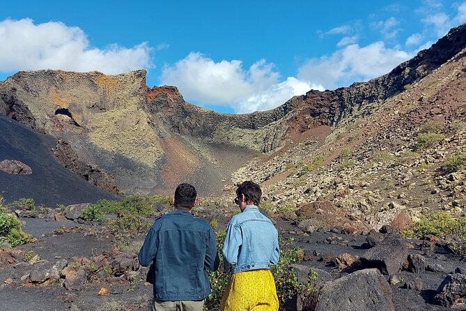 Trekking in the Volcanoes Natural Park in a small group - The first steps across Timanfaya’s volcanic ground
