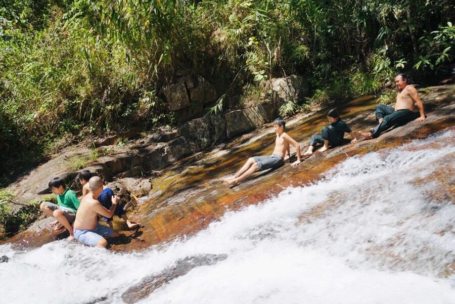Trekking to Hidden Waterfall & Sturgeon Farm for dog-lovers - Timing, swimming, and what to pack