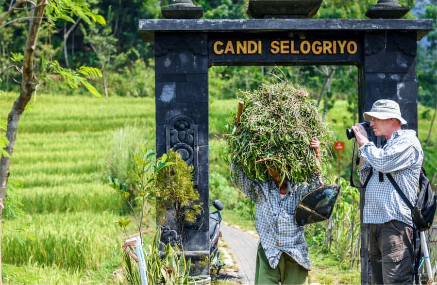 Yogyakarta: Selogriyo Temple Tour & Java Rice Terrace Trek - Practical preparation for the six-hour trip